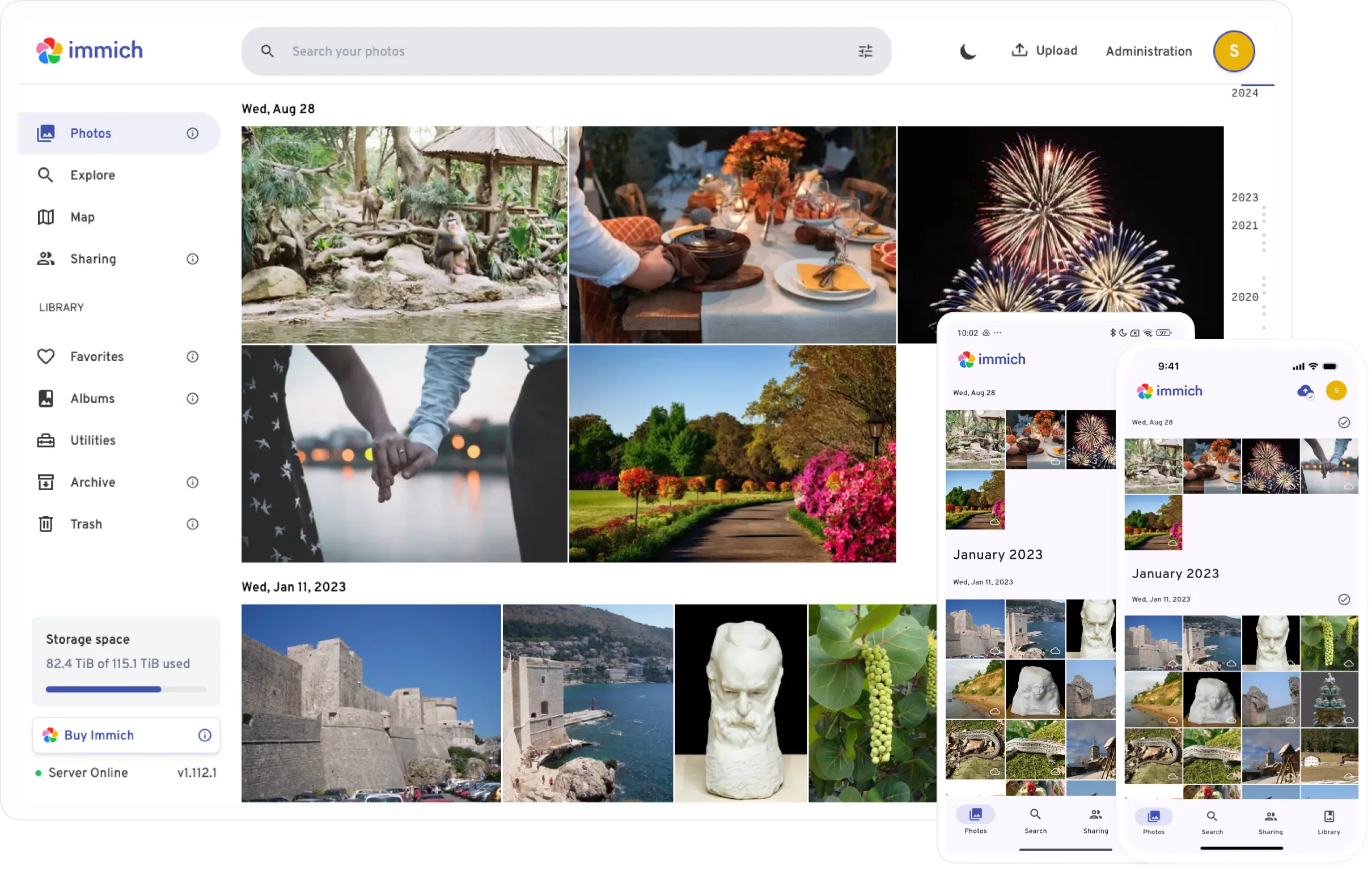 Capture officielle d’Immich : photothèque web et applications mobiles avec une grille de photos de démonstration, consultée en août 2026