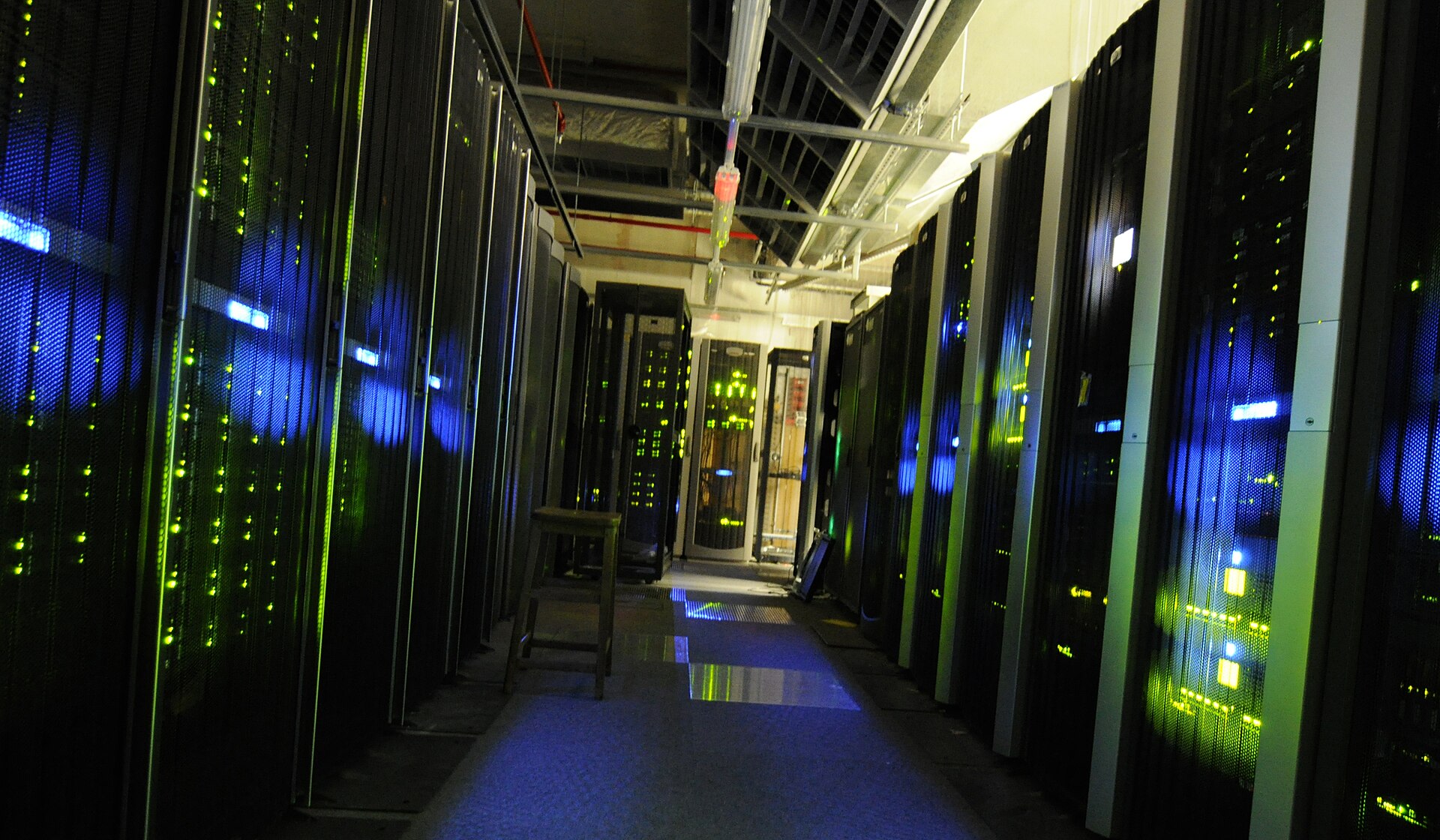 Allée de baies informatiques dans une salle serveur